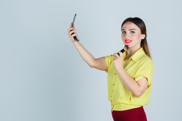 Jeune femme expressive posant dans le studio