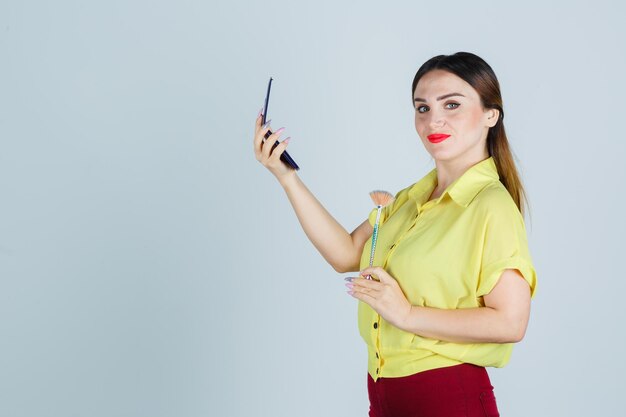 Jeune femme expressive posant dans le studio