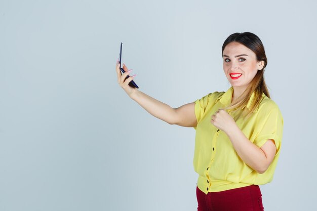 Jeune femme expressive posant dans le studio