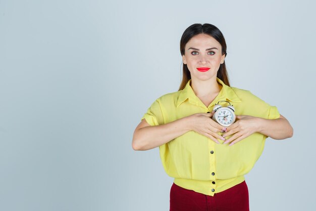 Jeune femme expressive posant dans le studio