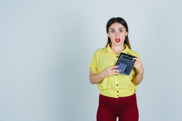 Jeune femme expressive posant dans le studio