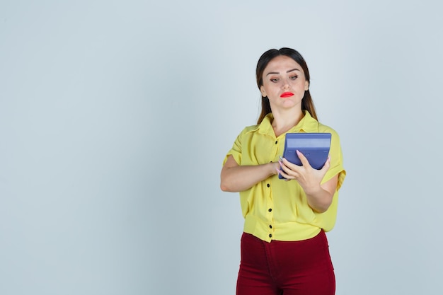 Jeune femme expressive posant dans le studio