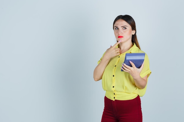 Jeune femme expressive posant dans le studio