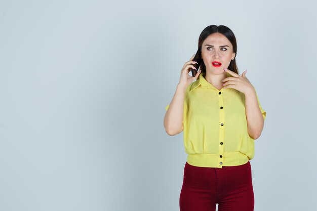 Jeune femme expressive posant dans le studio