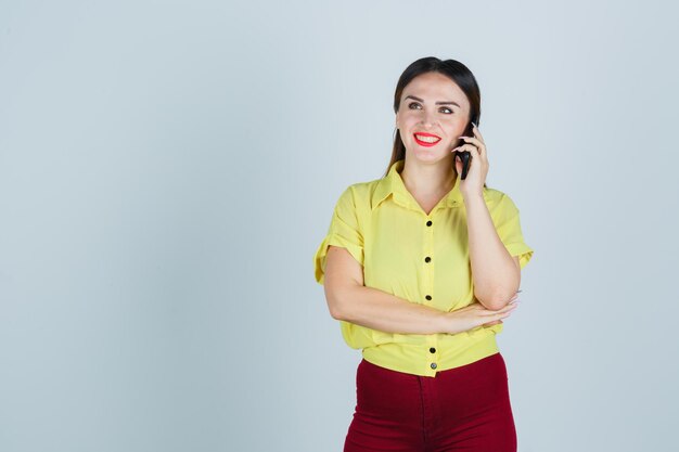 Jeune femme expressive posant dans le studio