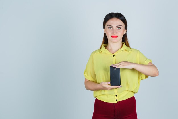 Jeune femme expressive posant dans le studio