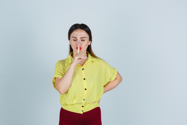 Jeune femme expressive posant dans le studio