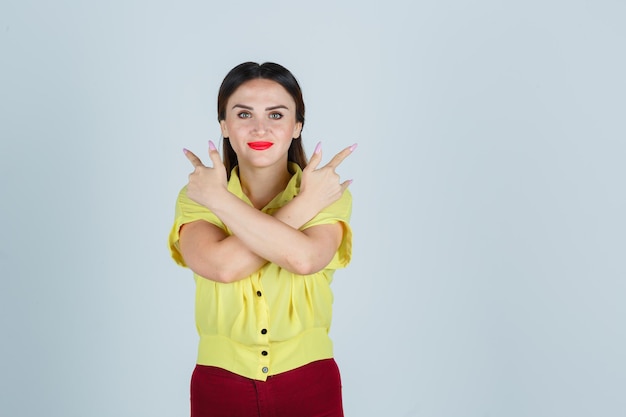 Jeune femme expressive posant dans le studio