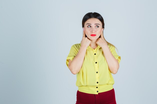 Jeune femme expressive posant dans le studio