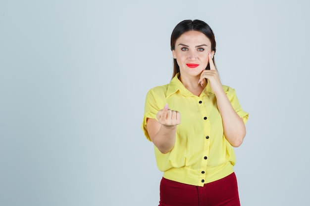 Jeune femme expressive posant dans le studio