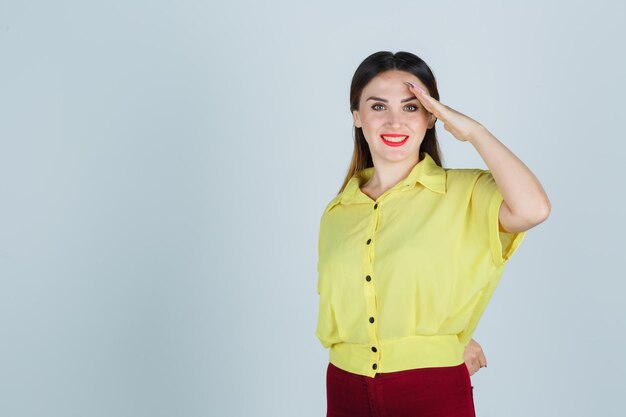 Jeune femme expressive posant dans le studio