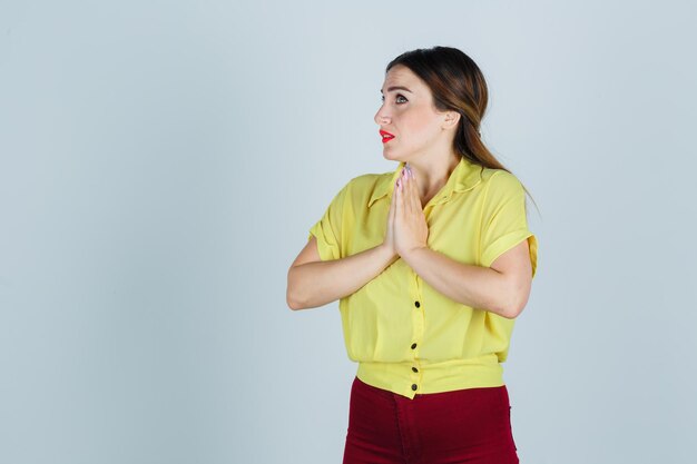 Jeune femme expressive posant dans le studio