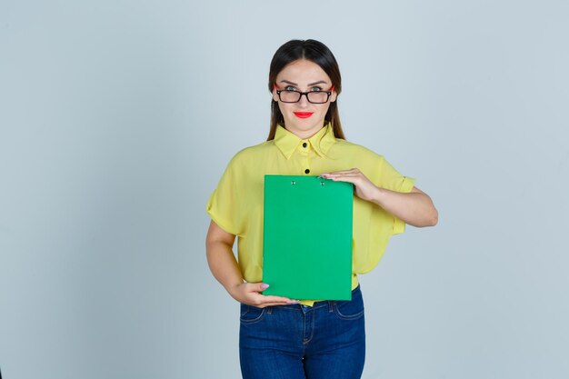 Jeune femme expressive posant dans le studio