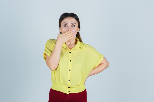 Jeune femme expressive posant dans le studio