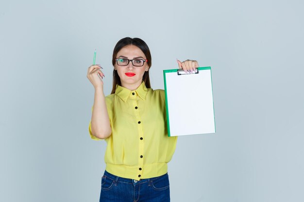 Jeune femme expressive posant dans le studio