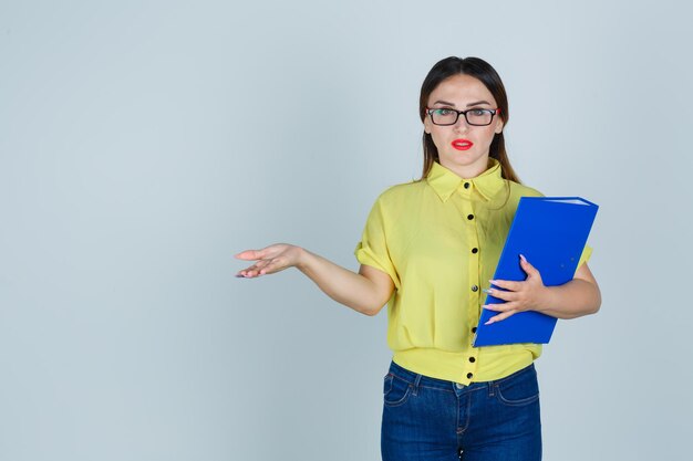 Jeune femme expressive posant dans le studio