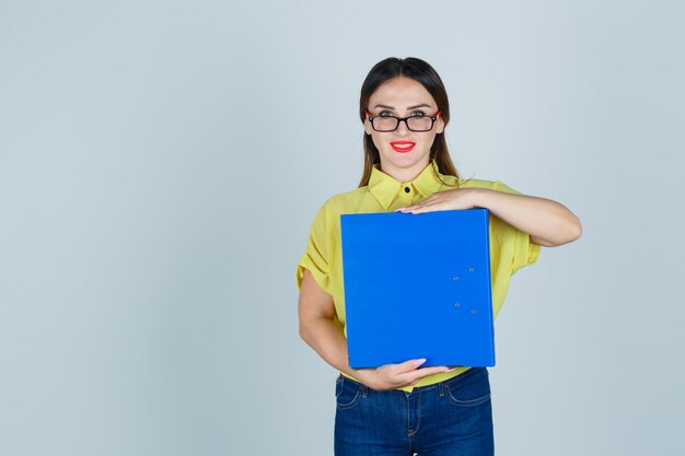 Jeune femme expressive posant dans le studio