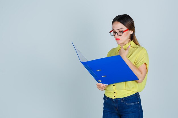 Jeune femme expressive posant dans le studio