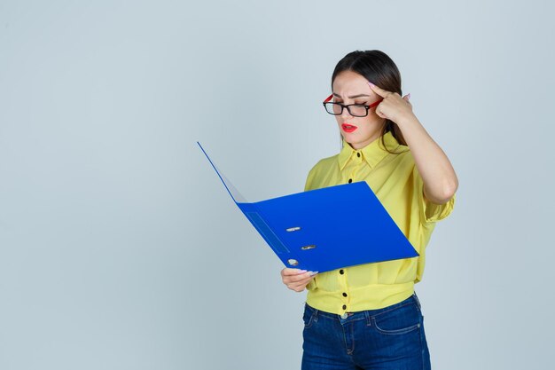 Jeune femme expressive posant dans le studio