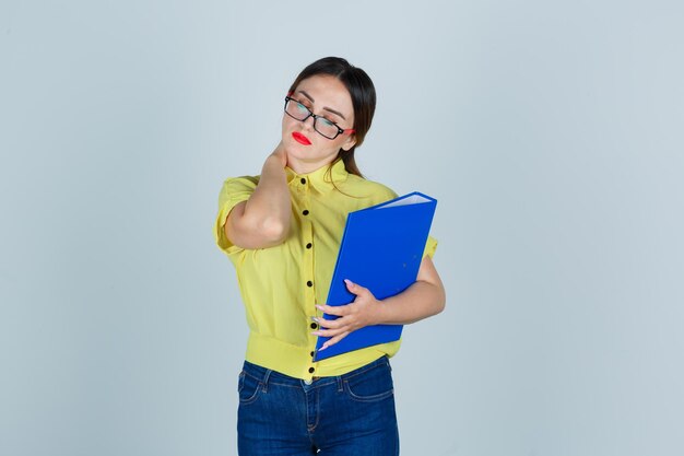 Jeune femme expressive posant dans le studio