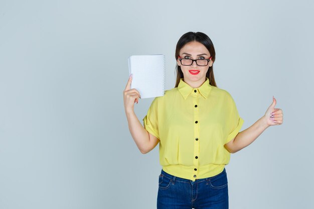 Jeune femme expressive posant dans le studio