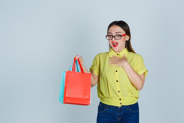 Jeune femme expressive posant dans le studio