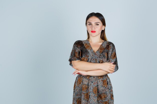 Jeune femme expressive posant dans le studio