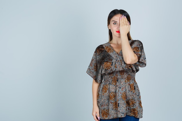 Jeune femme expressive posant dans le studio