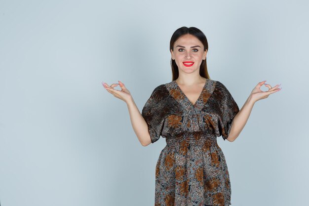 Jeune femme expressive posant dans le studio