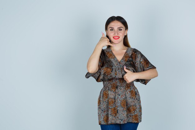 Jeune femme expressive posant dans le studio