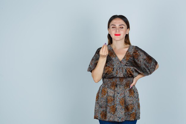 Jeune femme expressive posant dans le studio