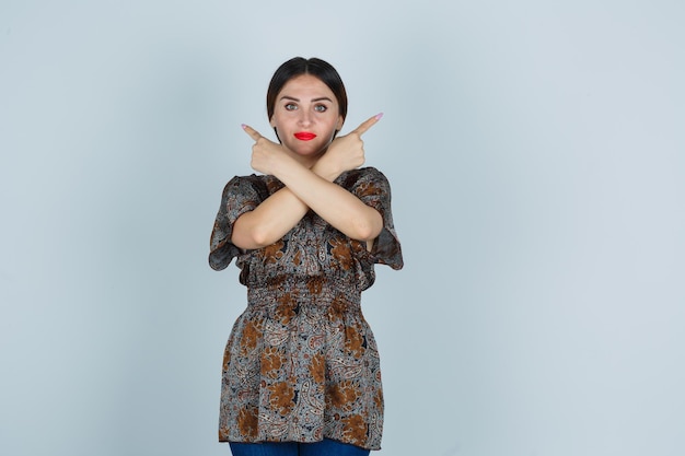 Jeune femme expressive posant dans le studio