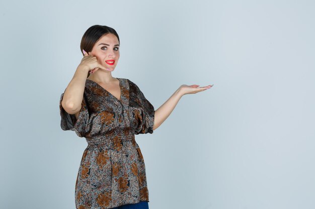 Jeune femme expressive posant dans le studio