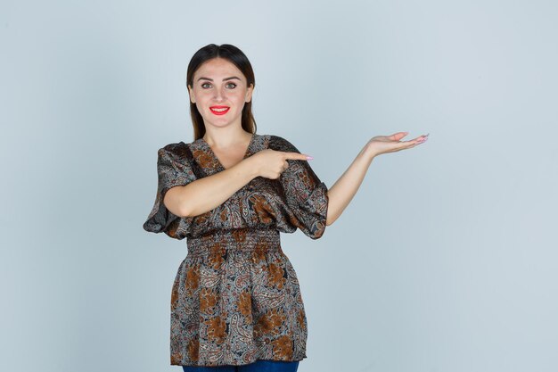 Jeune femme expressive posant dans le studio