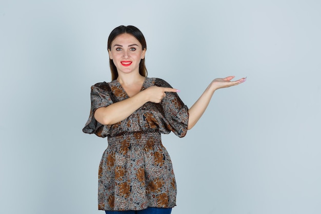 Jeune femme expressive posant dans le studio