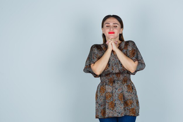 Jeune femme expressive posant dans le studio