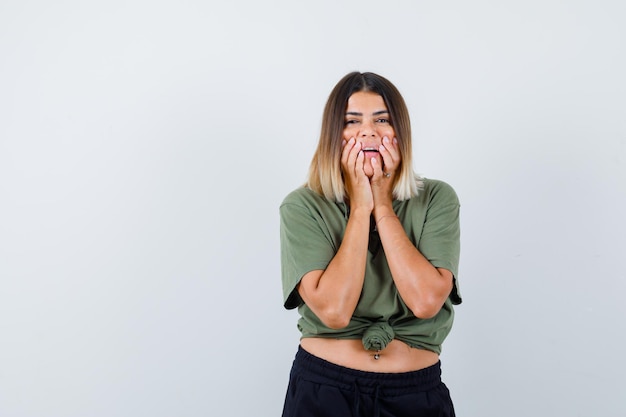 Jeune femme expressive posant dans le studio