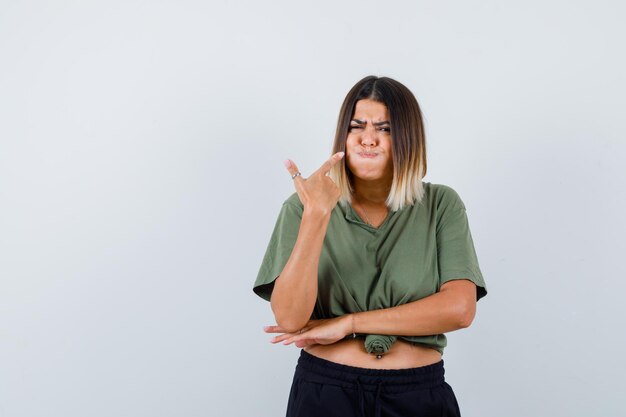 Jeune femme expressive posant dans le studio