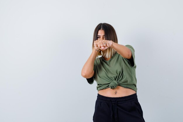 Jeune femme expressive posant dans le studio