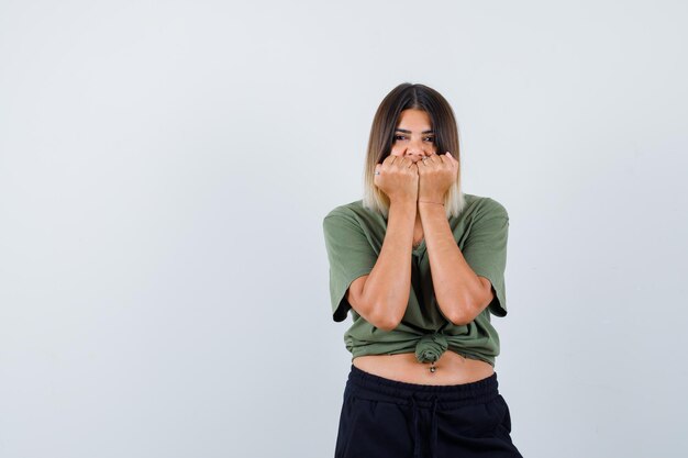 Jeune femme expressive posant dans le studio