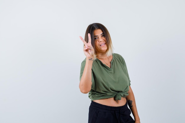 Jeune femme expressive posant dans le studio