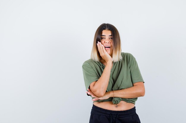 Jeune femme expressive posant dans le studio