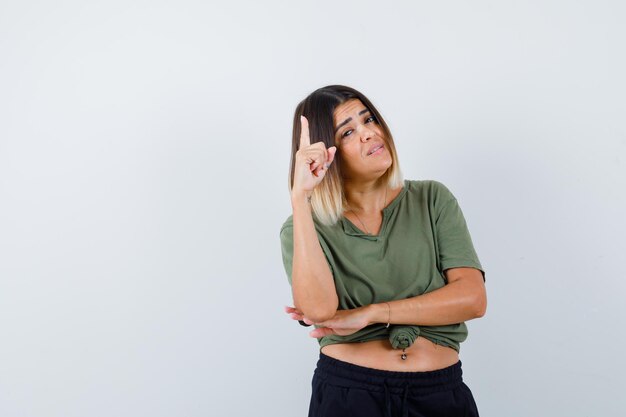 Jeune femme expressive posant dans le studio