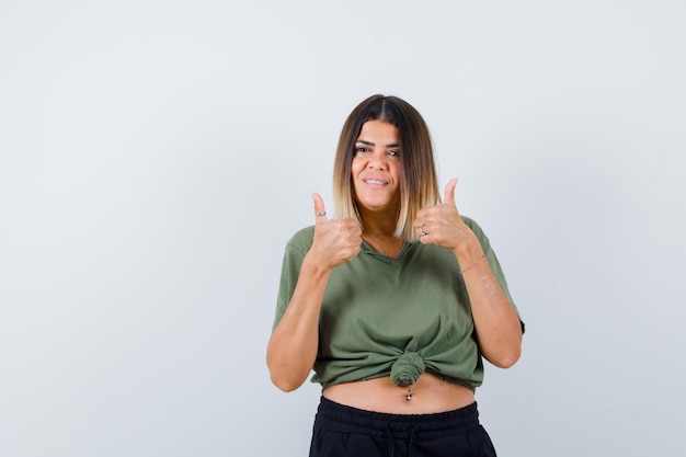 Jeune femme expressive posant dans le studio