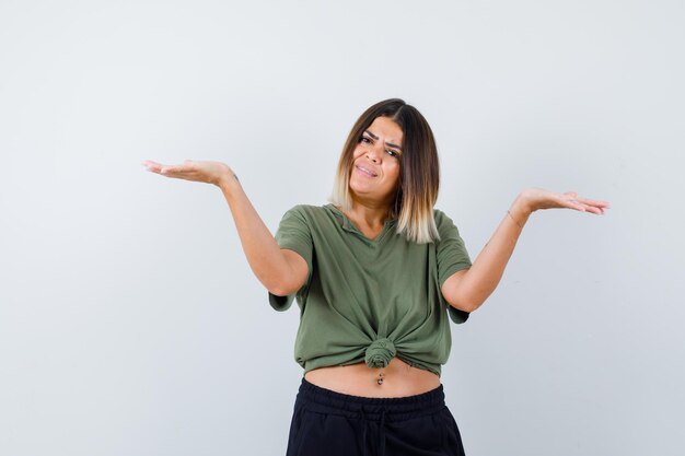 Jeune femme expressive posant dans le studio