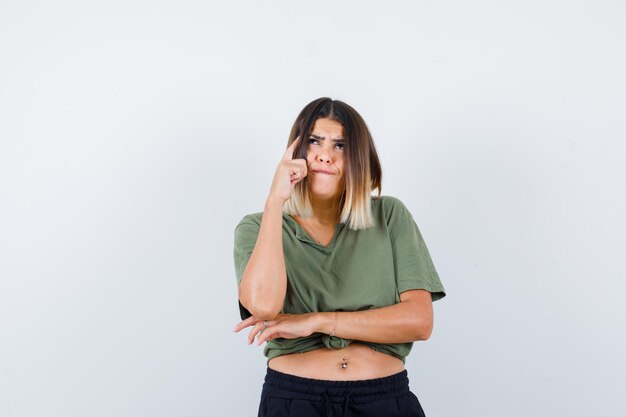 Jeune femme expressive posant dans le studio