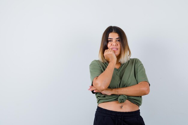 Jeune femme expressive posant dans le studio