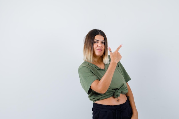 Jeune femme expressive posant dans le studio