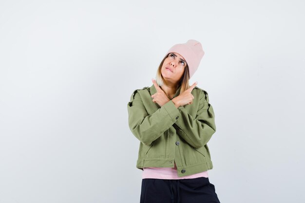 Jeune femme expressive posant dans le studio