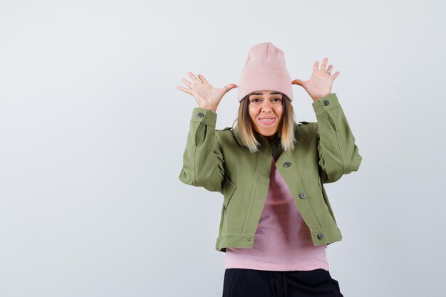 Jeune femme expressive posant dans le studio